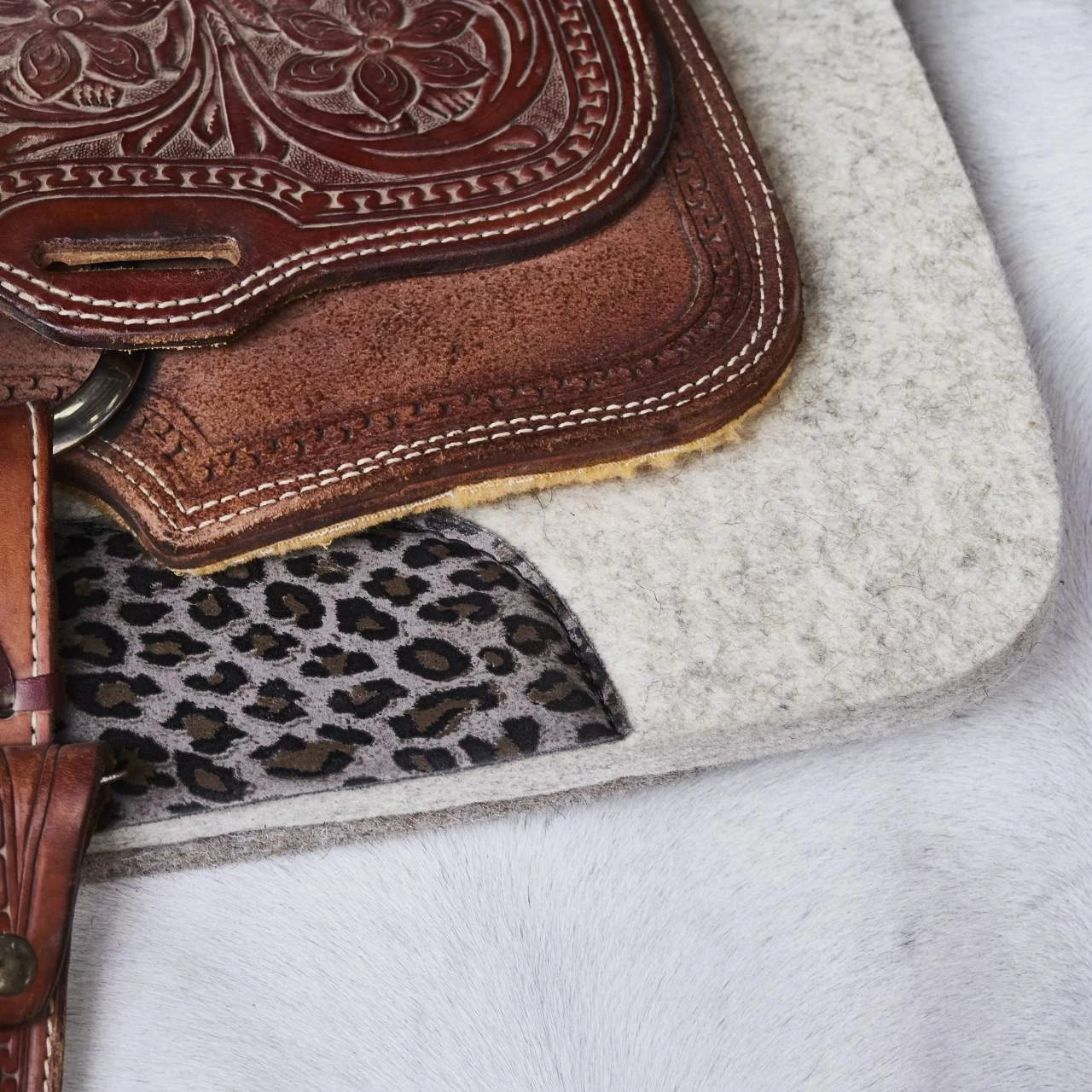 5 Star Equine Products Supplies Inc. 5 The Barrel Racer 7/8 Natural Felt Saddle Pad With Cheetah Wear Leathers - Image 3